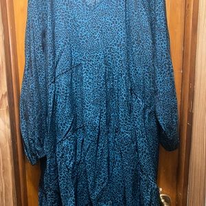 Leopard print teal dress. Sleeves that reach all the way to your wrist! 3xl